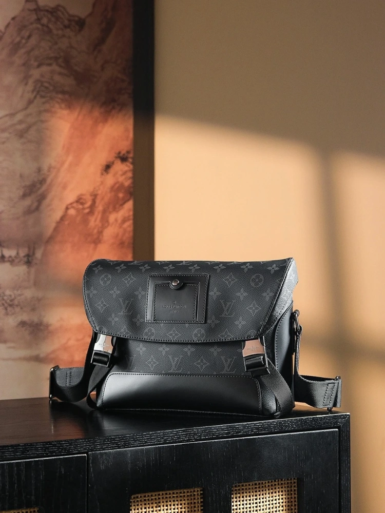 LV VOYAGER messenger bag series M40511
