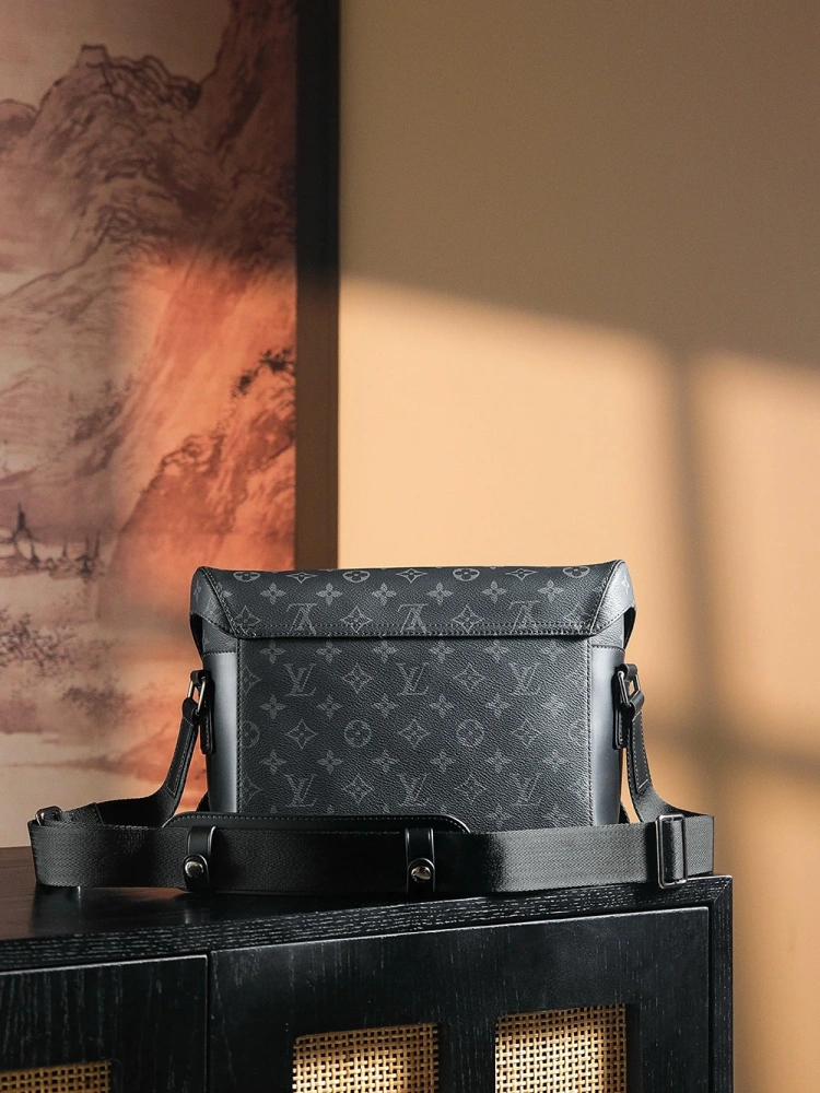LV VOYAGER messenger bag series M40511