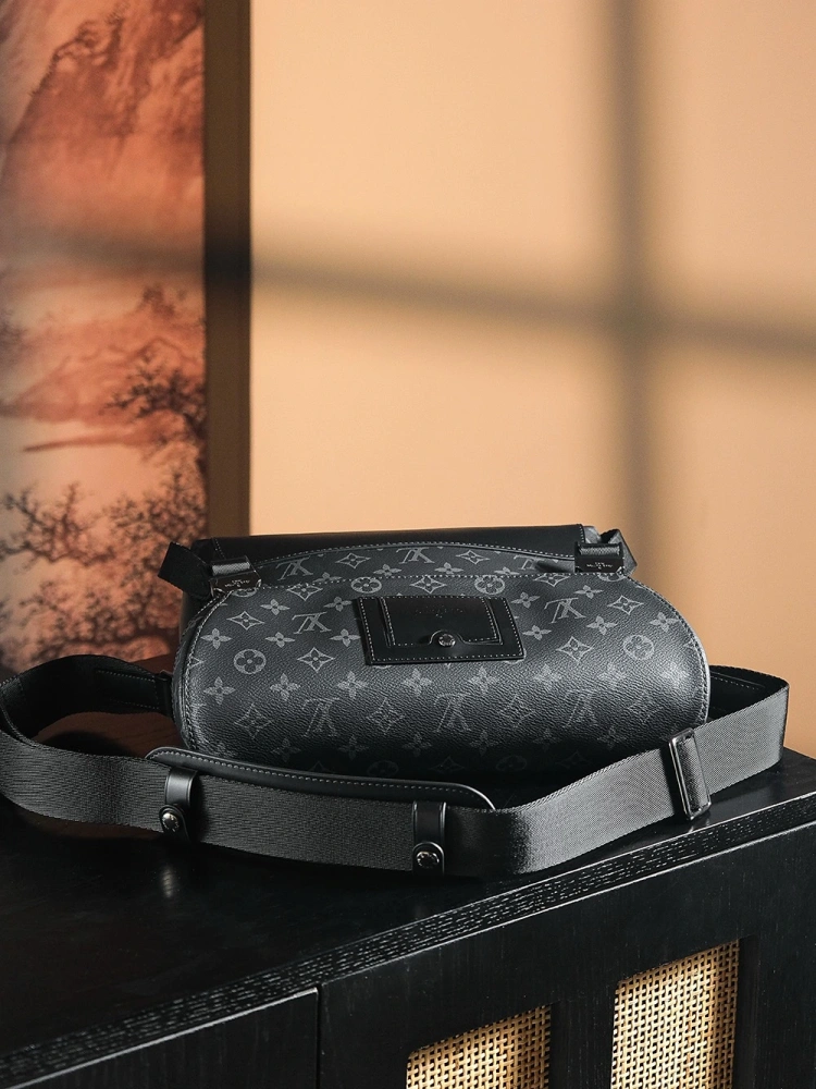 LV VOYAGER messenger bag series M40511
