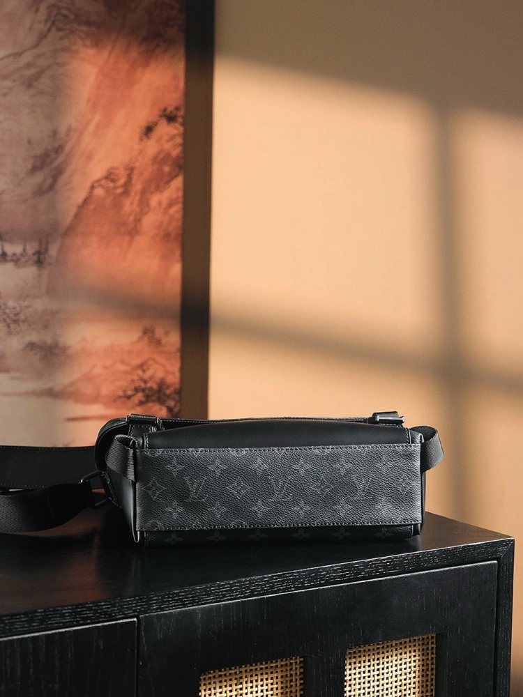 LV VOYAGER messenger bag series M40511