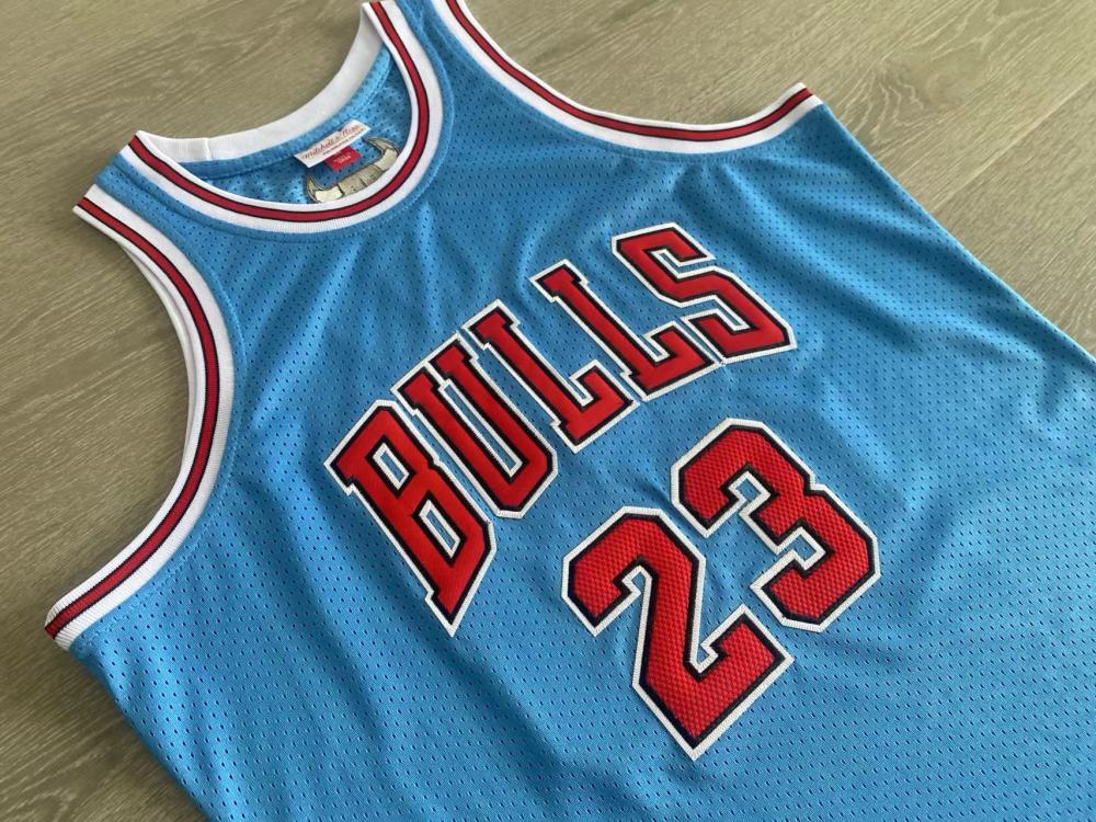 NBA Chicago Bulls #23 Michael Jordan Men's M&N Azul Celeste Embroidery Jersey