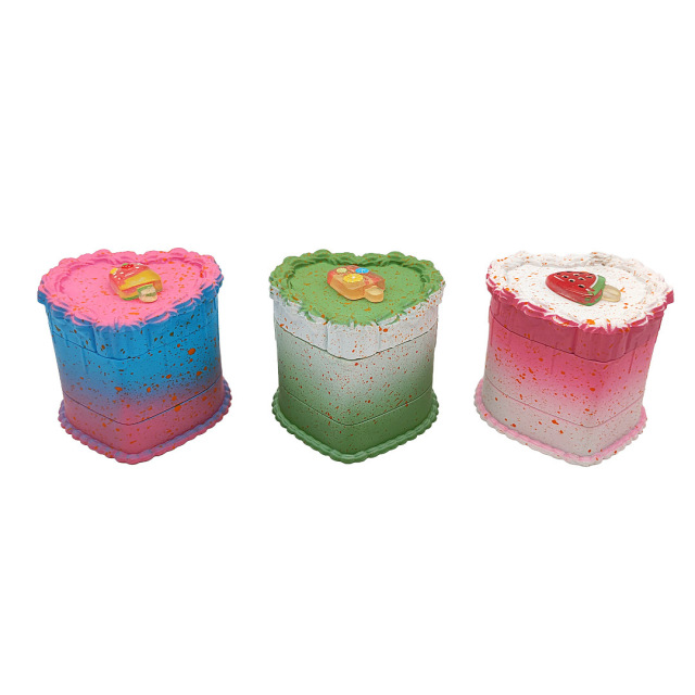 Cute Cake Shape Grinder – Strawberry Heart Design Zinc Alloy & Plastic Herb Grinder