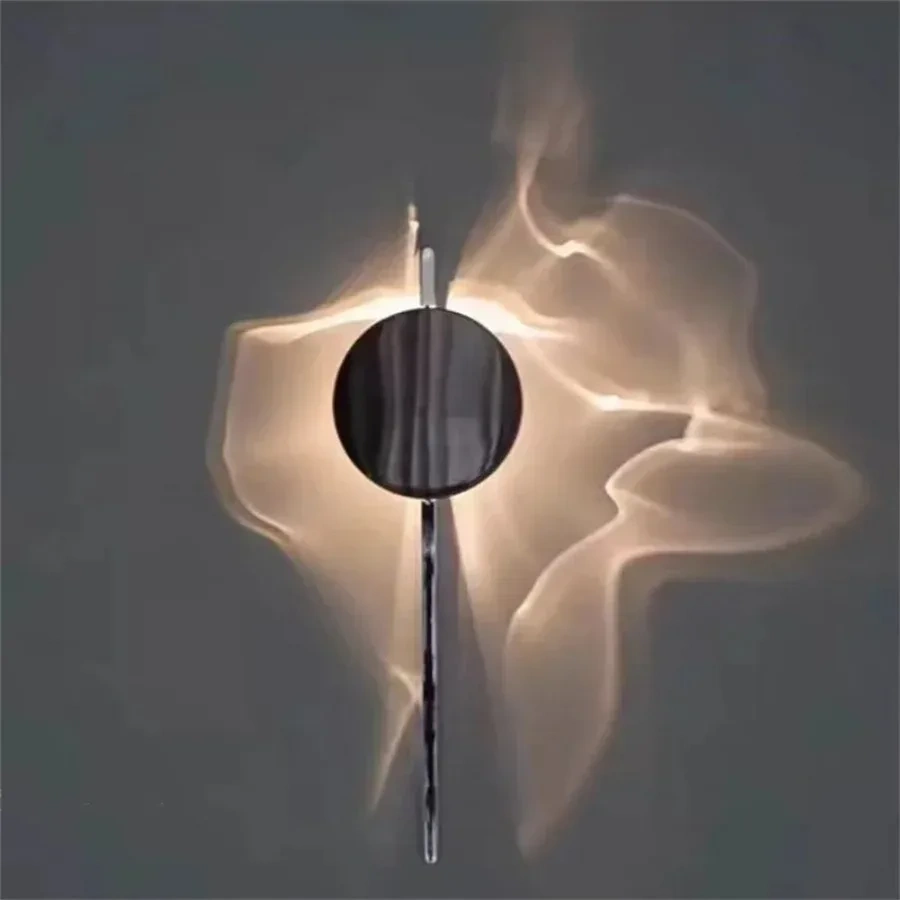 Round single-head wall sconce with decorative light and shadow