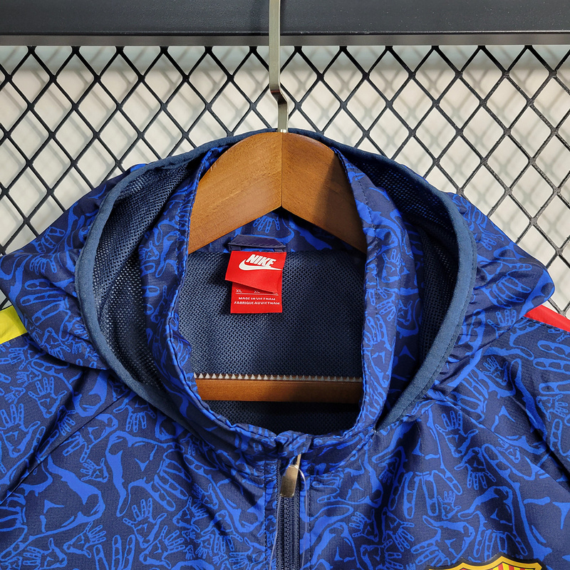 Windbreaker Barcelona is blue