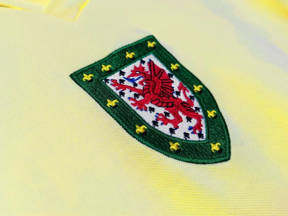 retro 1976-79 Wales away retro football jersey Fan version