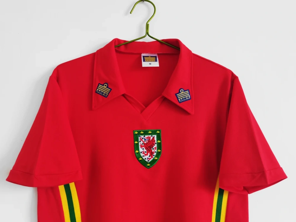 retro 1976-79 Wales home retro football jersey Fan version