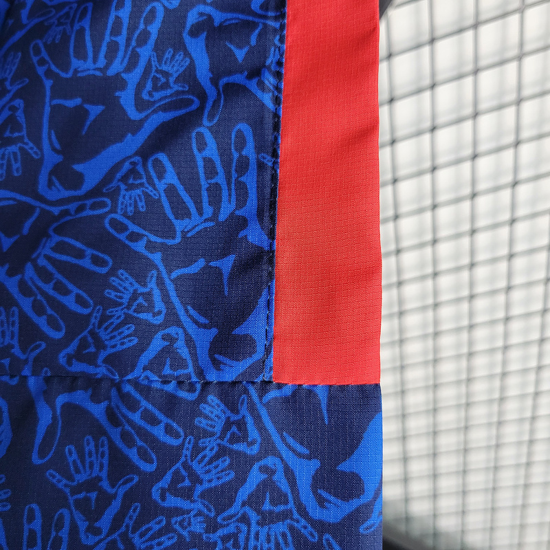 Windbreaker Barcelona is blue