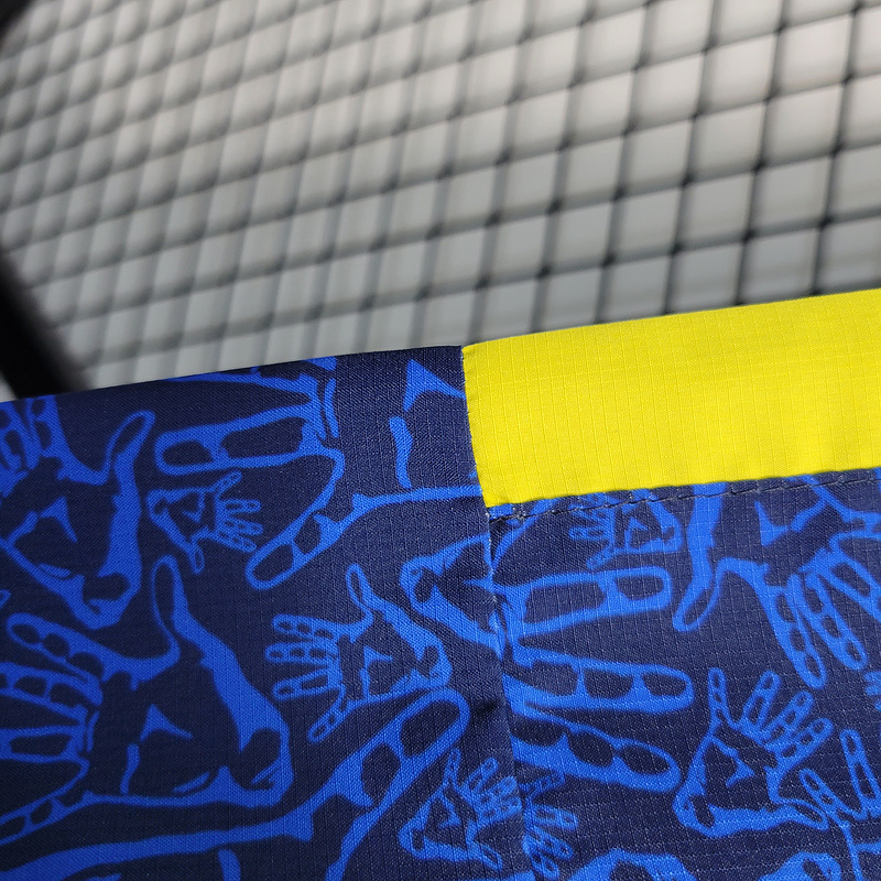 Windbreaker Barcelona is blue