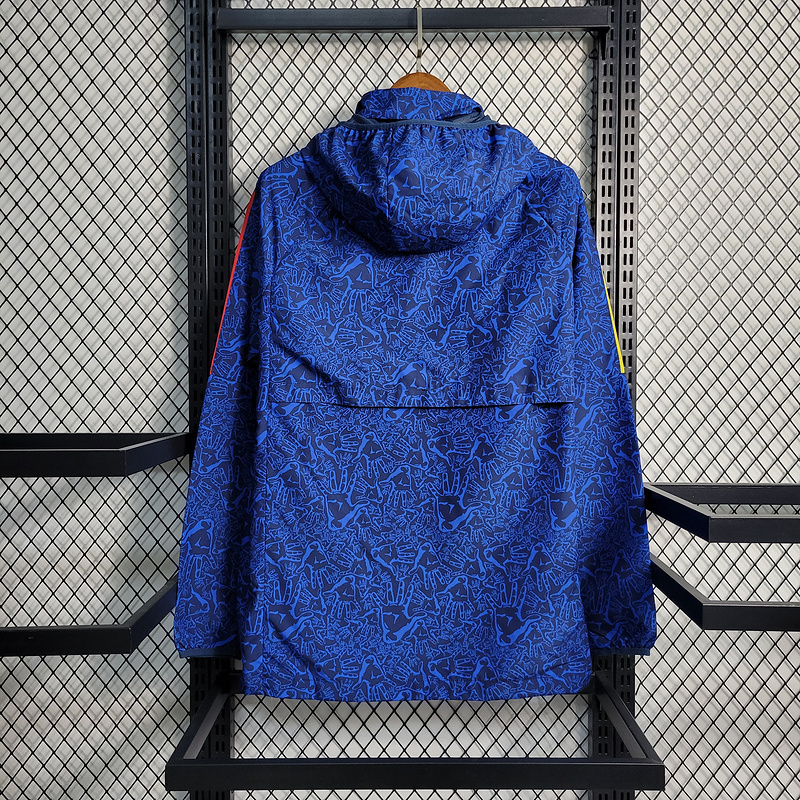 Windbreaker Barcelona is blue