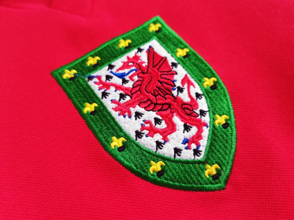 retro 1976-79 Wales home retro football jersey Fan version