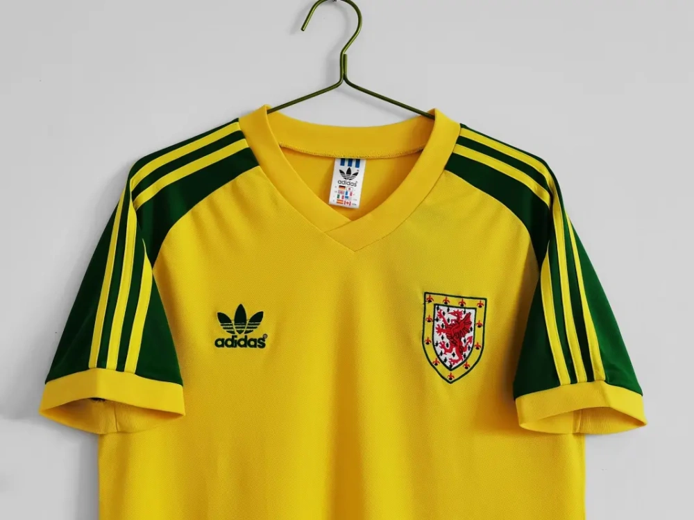 retro 1982 Wales away retro football jersey Fan version