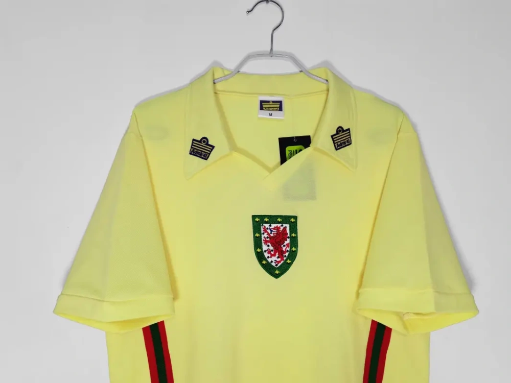 retro 1976-79 Wales away retro football jersey Fan version
