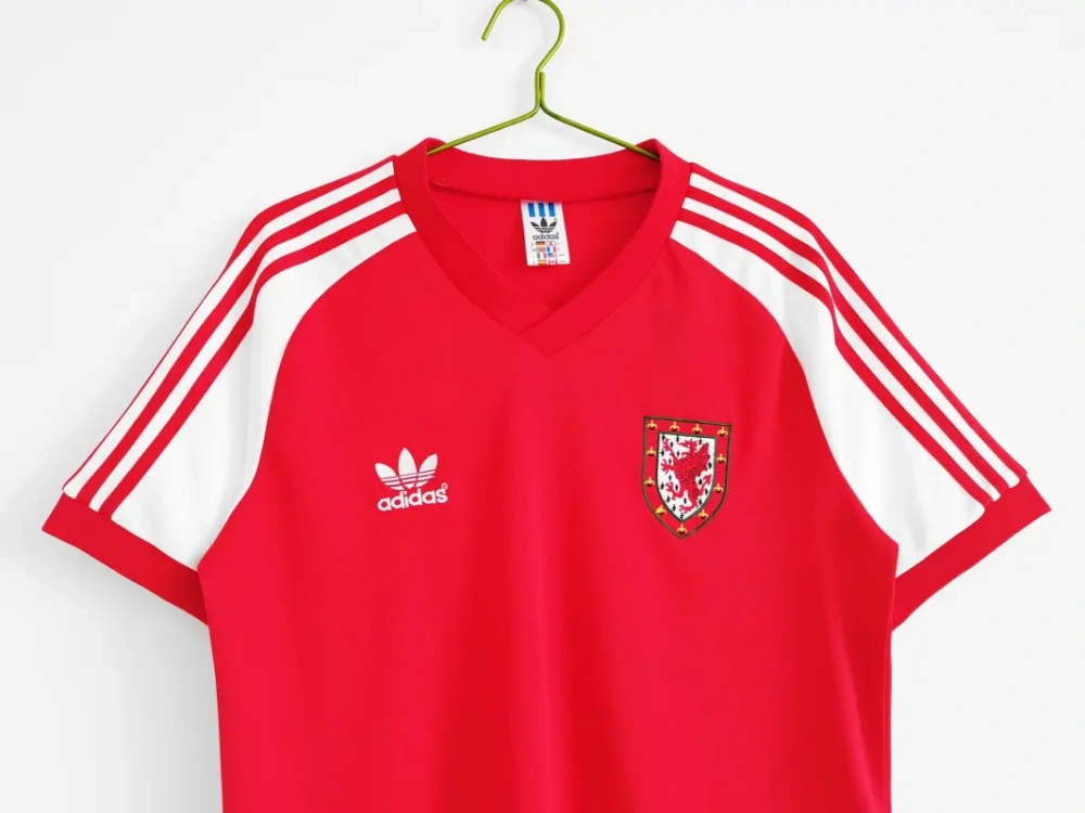 retro 1982 Wales home retro football jersey Fan version