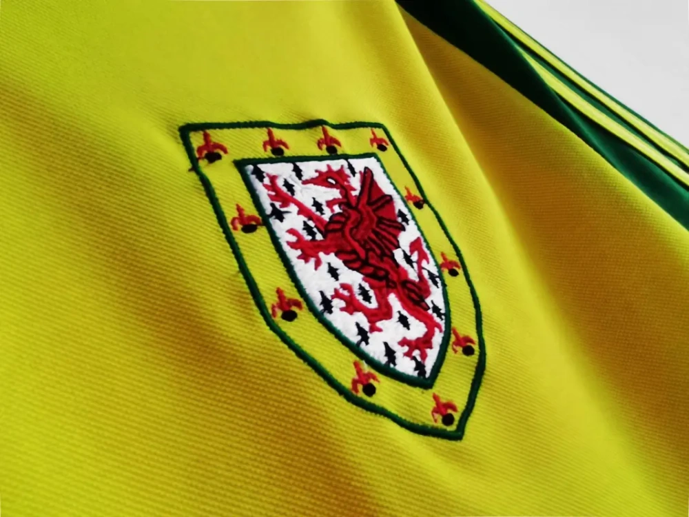 retro 1982 Wales away retro football jersey Fan version