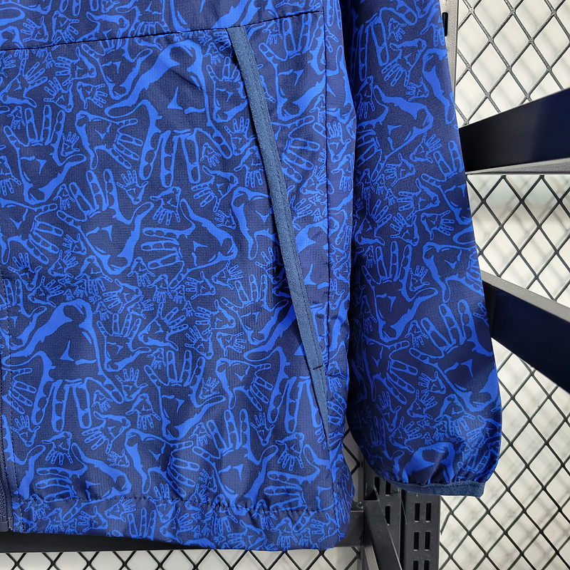 Windbreaker Barcelona is blue