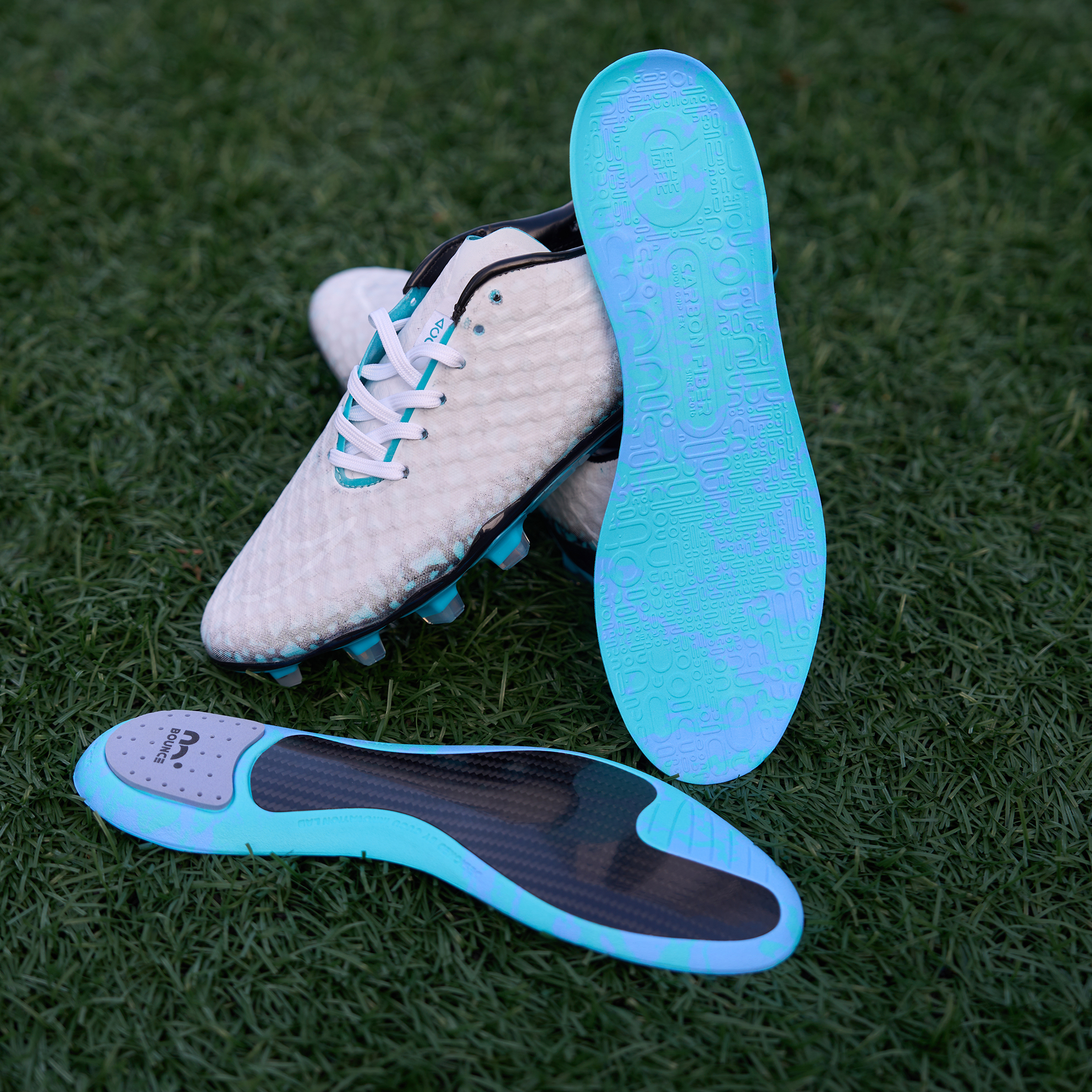 OUPOWE 4C Carbon Fiber Sports Insole, Embedded High-strength Lightweight High-explosive Propulsion Structural Carbon Plate,with Anti-slip 3D three-dimensional Texture, High-elastic BOUNCE Slice, For Soccer, Suitable for Boots of All Bra