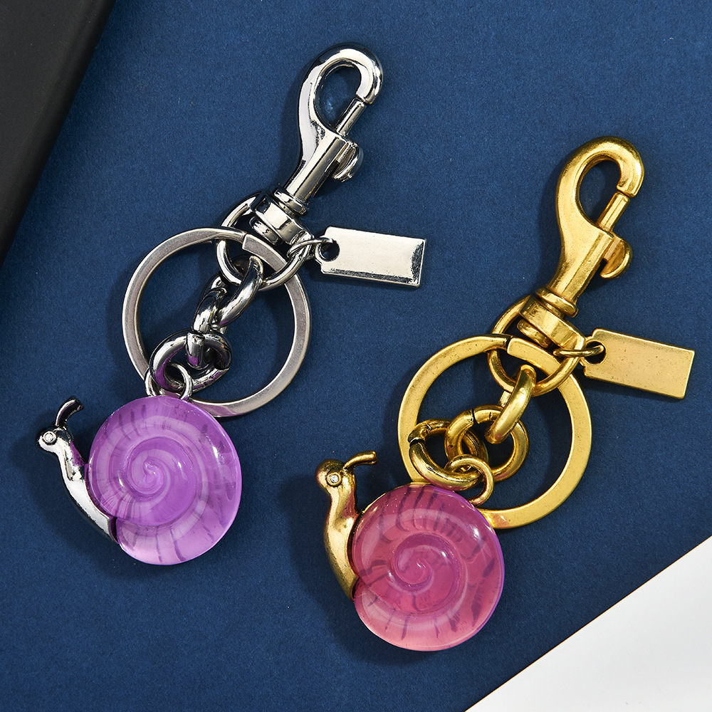 Creative crystal snail keychain, personalized metal pendant, cute bag pendant, small gift