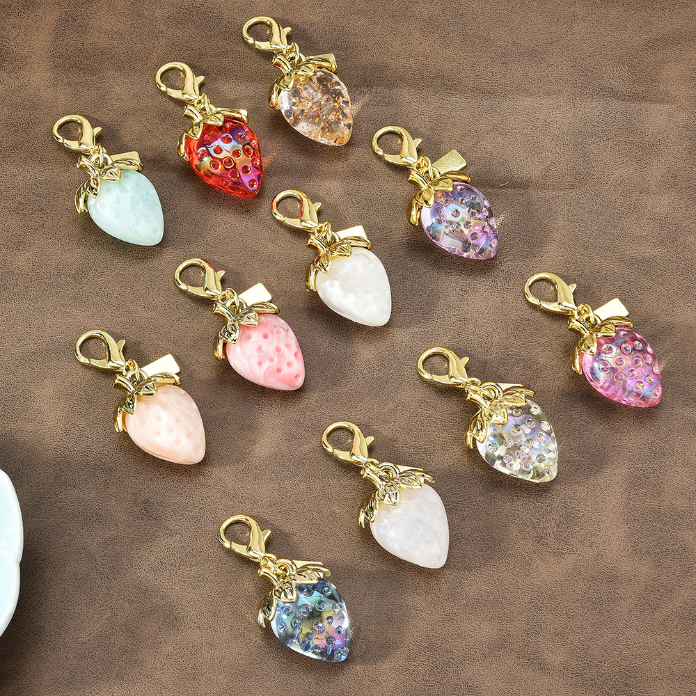 Diamond strawberry keychain pendant Cute fruit-shaped pendant Bag keychain small accessories