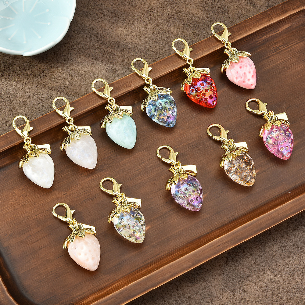 Diamond strawberry keychain pendant Cute fruit-shaped pendant Bag keychain small accessories