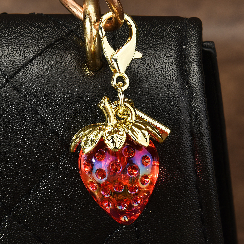 Diamond strawberry keychain pendant Cute fruit-shaped pendant Bag keychain small accessories