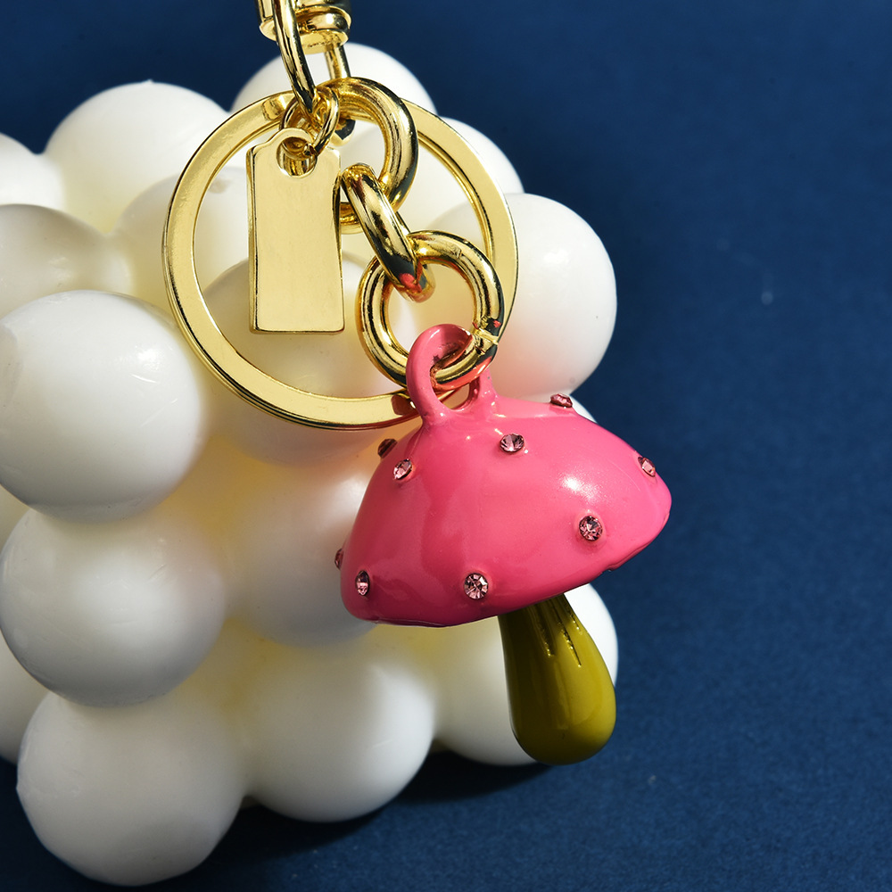 Diamond-encrusted mushroom keychain | Hang the "Sweet Fairy Tale" on your bag