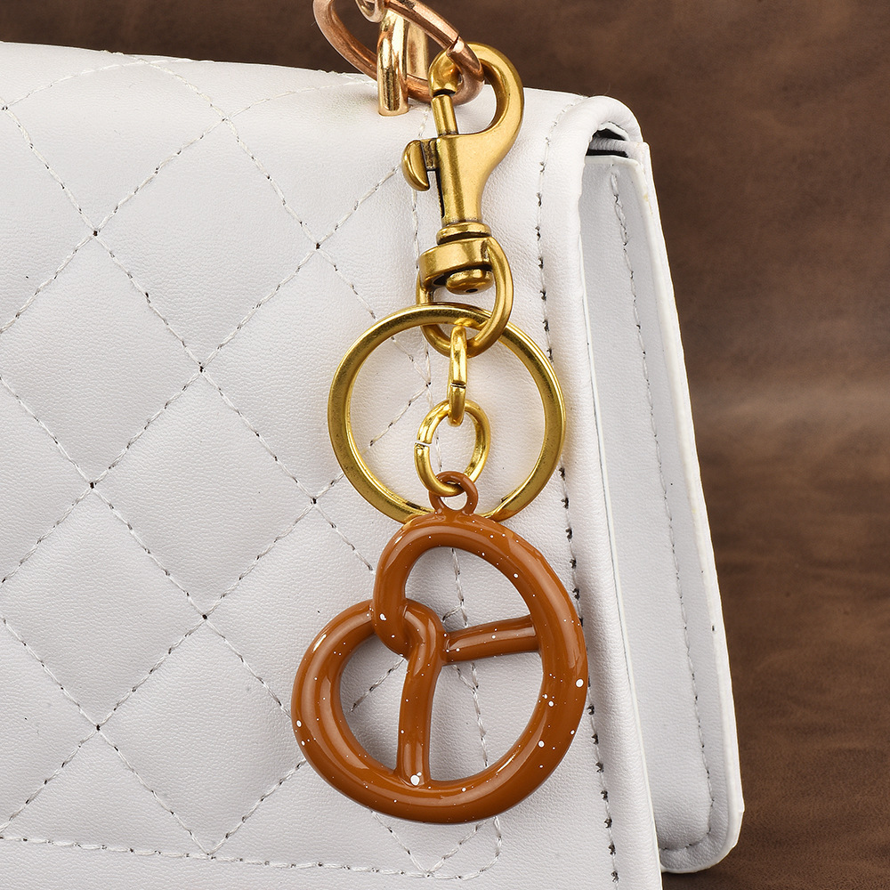 Alkaline bread shaped keychain | Hang the "Cute Snack Light" on the bag