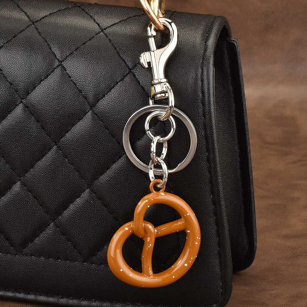 Alkaline bread shaped keychain | Hang the "Cute Snack Light" on the bag