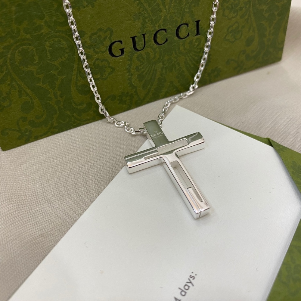 GUCCI Gucci Silver Cross Necklace Classic Religious Elements Pendant Trendy Statement Necklace