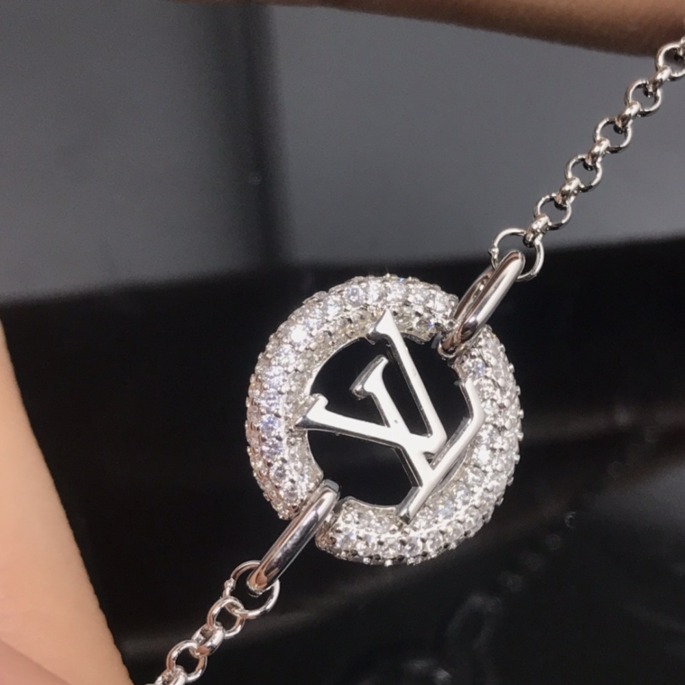 LV style full diamond ring letter necklace Sparkling silver necklace Luxury fashion accessory