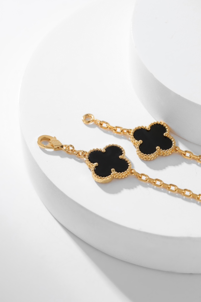 Van Cleef & Arpels-style four-leaf clover necklace Black and gold color scheme Long necklace Classic and elegant accessory