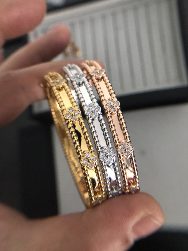 Van Cleef & Arpels-style four-leaf clover diamond bracelet Multi-colored gold bracelet Luxurious and elegant accessories