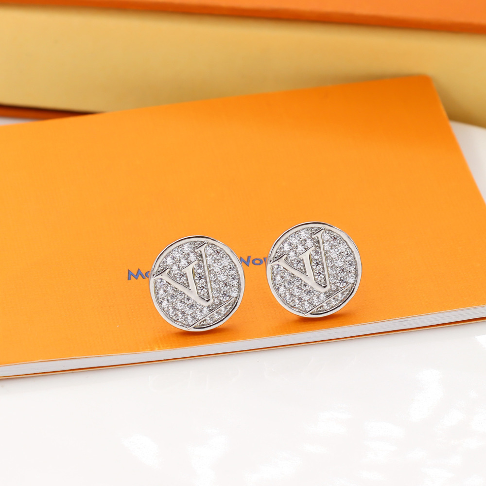 Diamond-encrusted letter round stud earrings | Shine with exquisite ear scenery