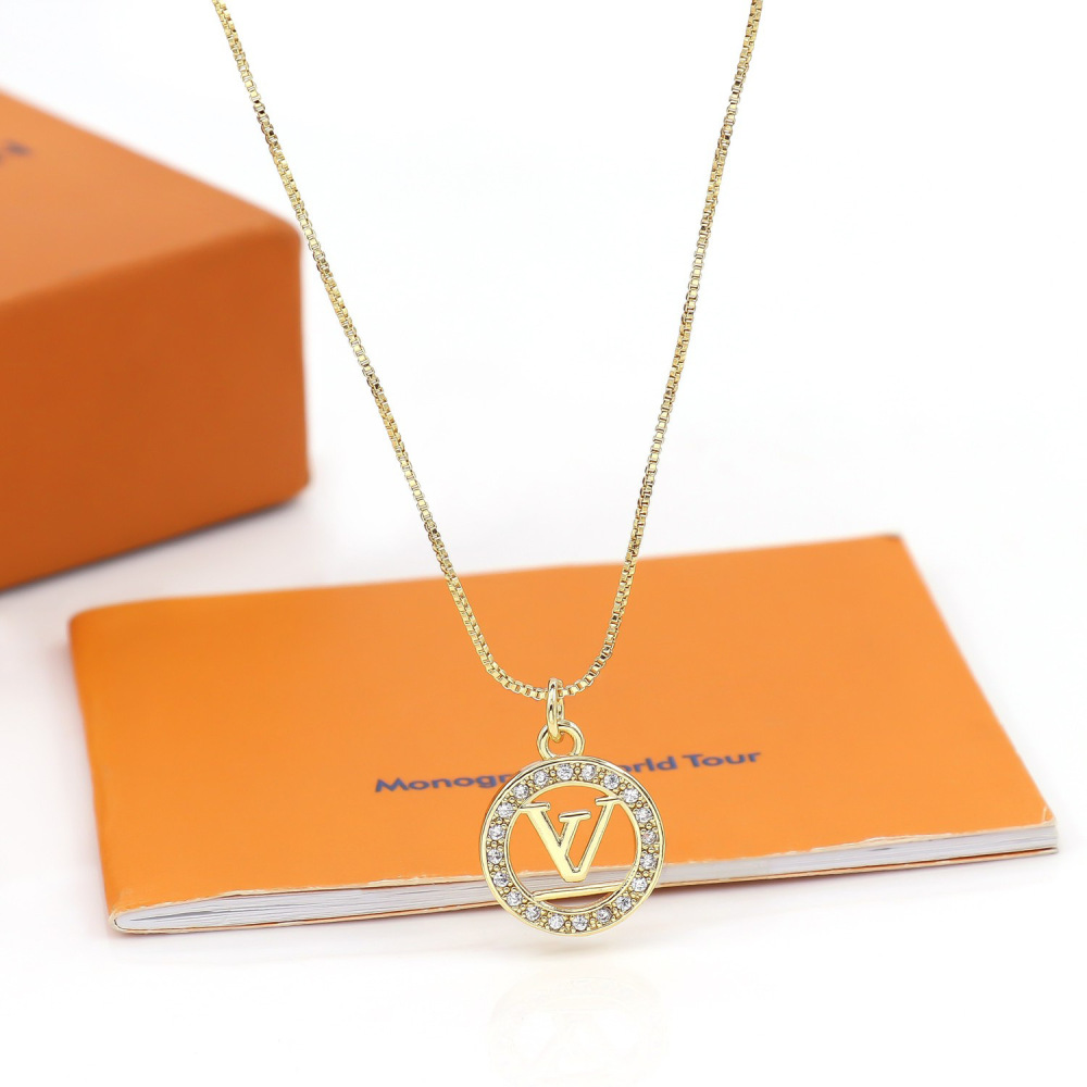 Diamond-encrusted monogram ring necklace | A fashion item that shines with sophistication