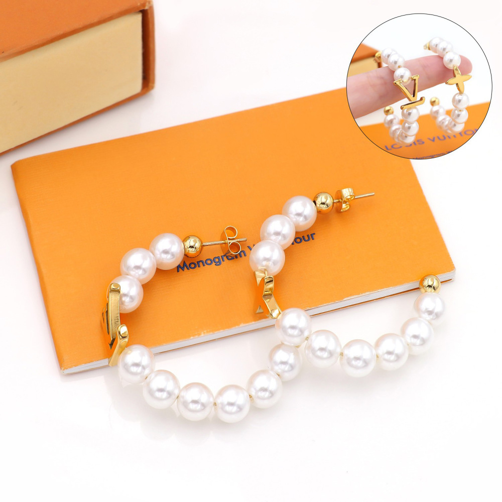 Pearl Letter Earrings | Ear decoration that coexists with elegance and fashion