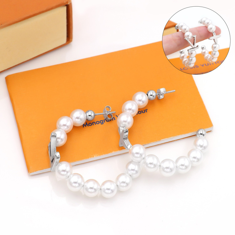 Pearl Letter Earrings | Ear decoration that coexists with elegance and fashion