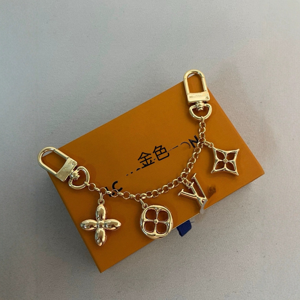 LV Luxury Gold Four-Leaf Charm Chain, the finishing touch for high-end accessories.