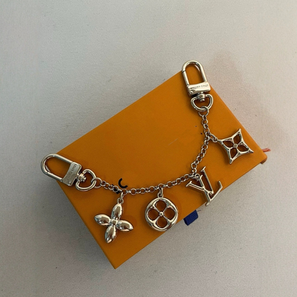 LV Luxury Gold Four-Leaf Charm Chain, the finishing touch for high-end accessories.