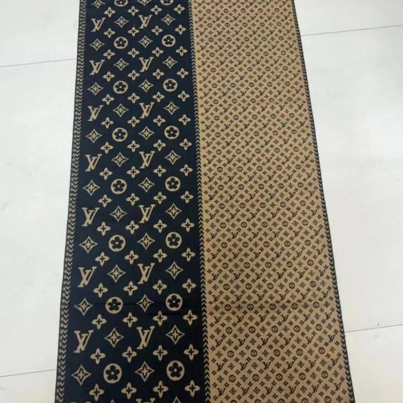 lv Luxurious texture! The classic presidency-coloured cashmere scarf, the ultimate choice of quality and elegance.
