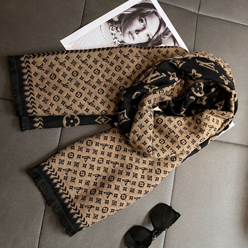 lv Luxurious texture! The classic presidency-coloured cashmere scarf, the ultimate choice of quality and elegance.