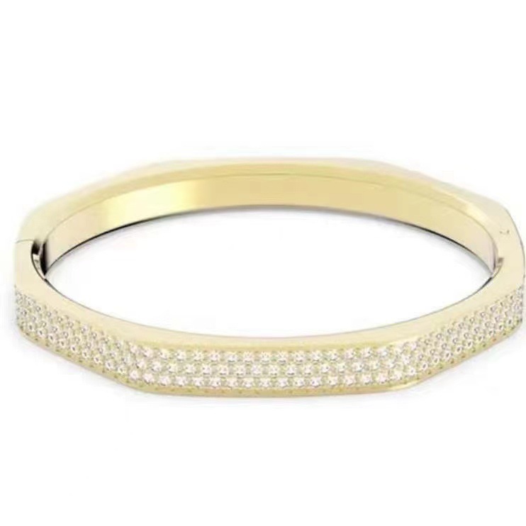 Sparkling diamond-encrusted silver bracelet Simple and stylish jewelry accessory