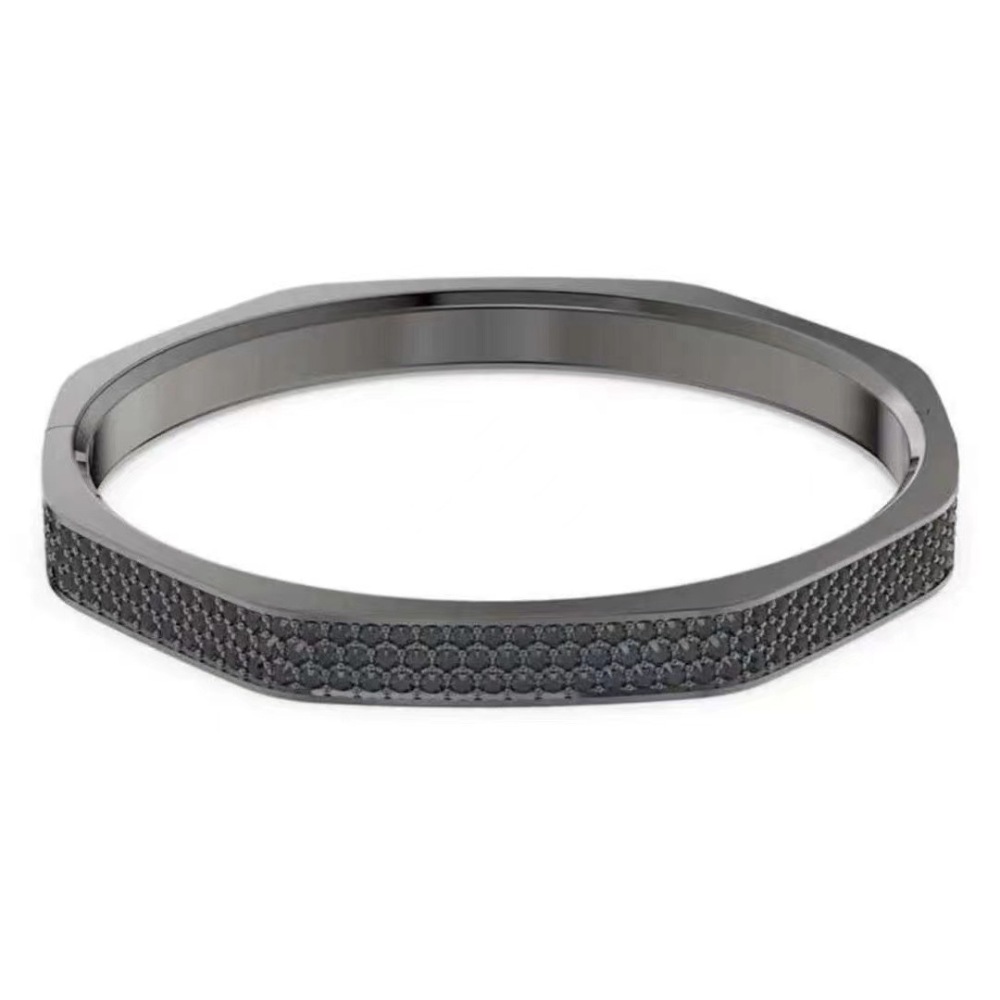 Sparkling diamond-encrusted silver bracelet Simple and stylish jewelry accessory