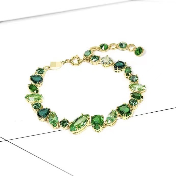 Colorful emerald gold bracelet with a luxurious and natural style