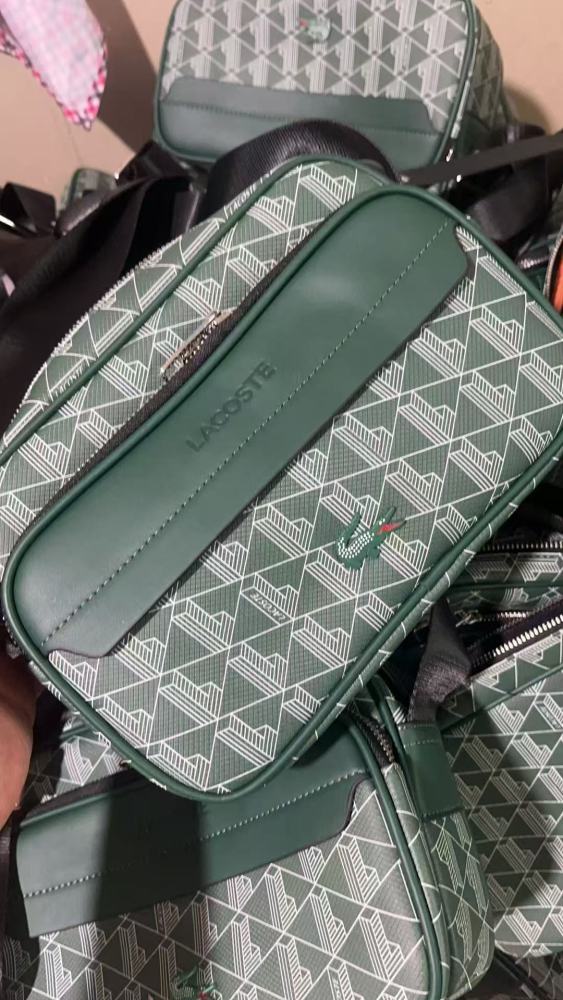 This is a crossbody bag from the LACOSTE brand, featuring a classic brand logo pattern, integrating fashion and practicality, adapting to a variety of daily scenarios and meeting the needs of lightweight storage.