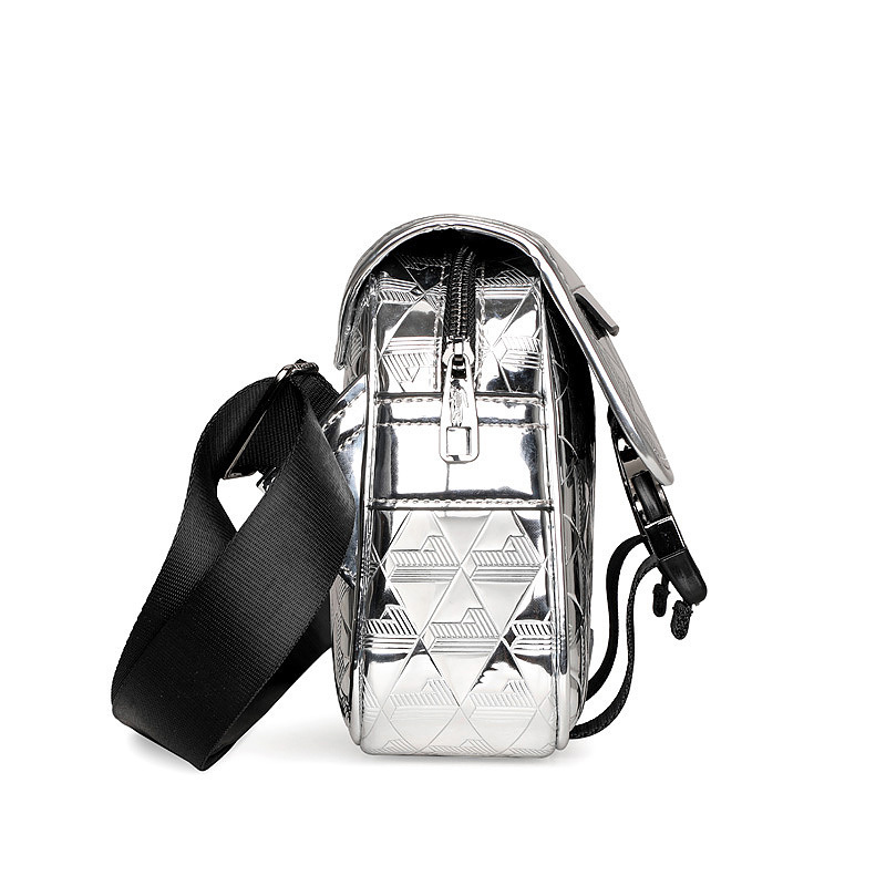 This is a transparent embossed crossbody bag from the LACOSTE brand, featuring a unique transparent material and the brand's iconic geometric embossed design, which combines fashion trend and practical function, adding a personal highlight to everyday wea