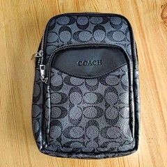 蔻驰（COACH）斜挎胸包