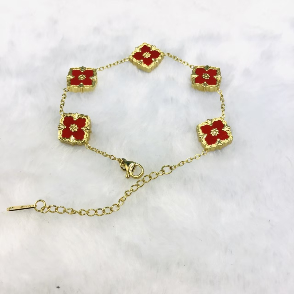 White mother-of-pearl bracelet set with gold.