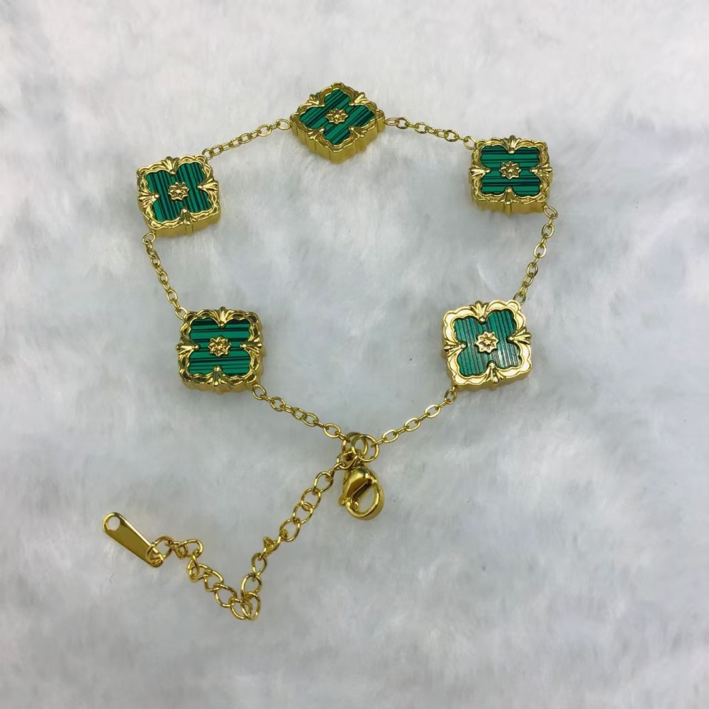 White mother-of-pearl bracelet set with gold.