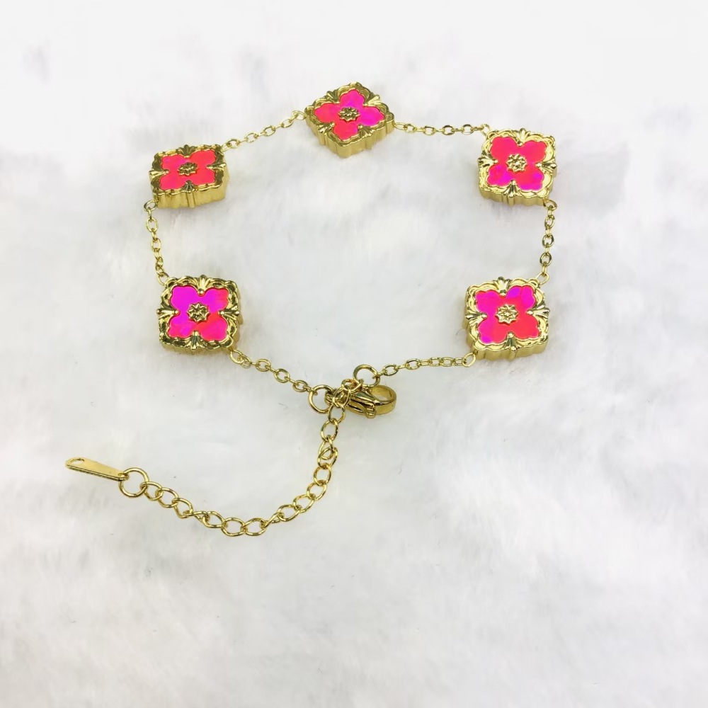 White mother-of-pearl bracelet set with gold.