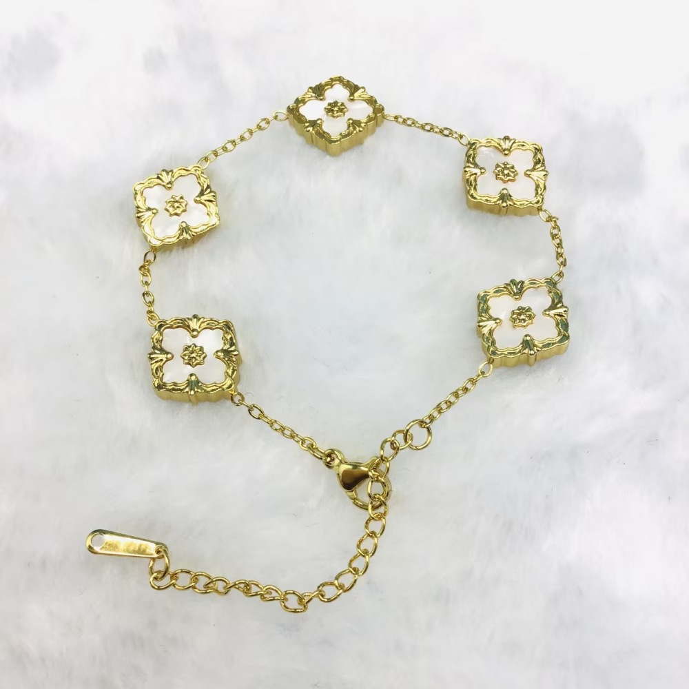 White mother-of-pearl bracelet set with gold.