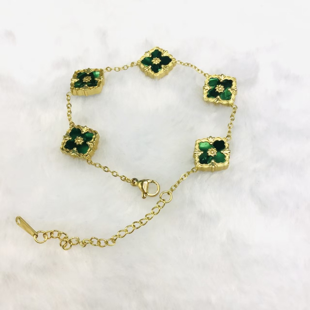 White mother-of-pearl bracelet set with gold.